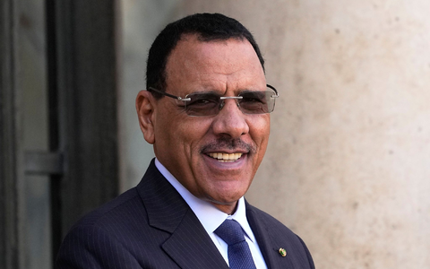 Bazoum und seine Frau wurden am Tag des Putsches in ihrer Residenz eingesperrt. (Archivbild) - Foto: Michel Euler/AP/dpa Bazoum und seine Frau wurden am Tag des Putsches in ihrer Residenz eingesperrt. (Archivbild) - Foto: Michel Euler/AP/dpa