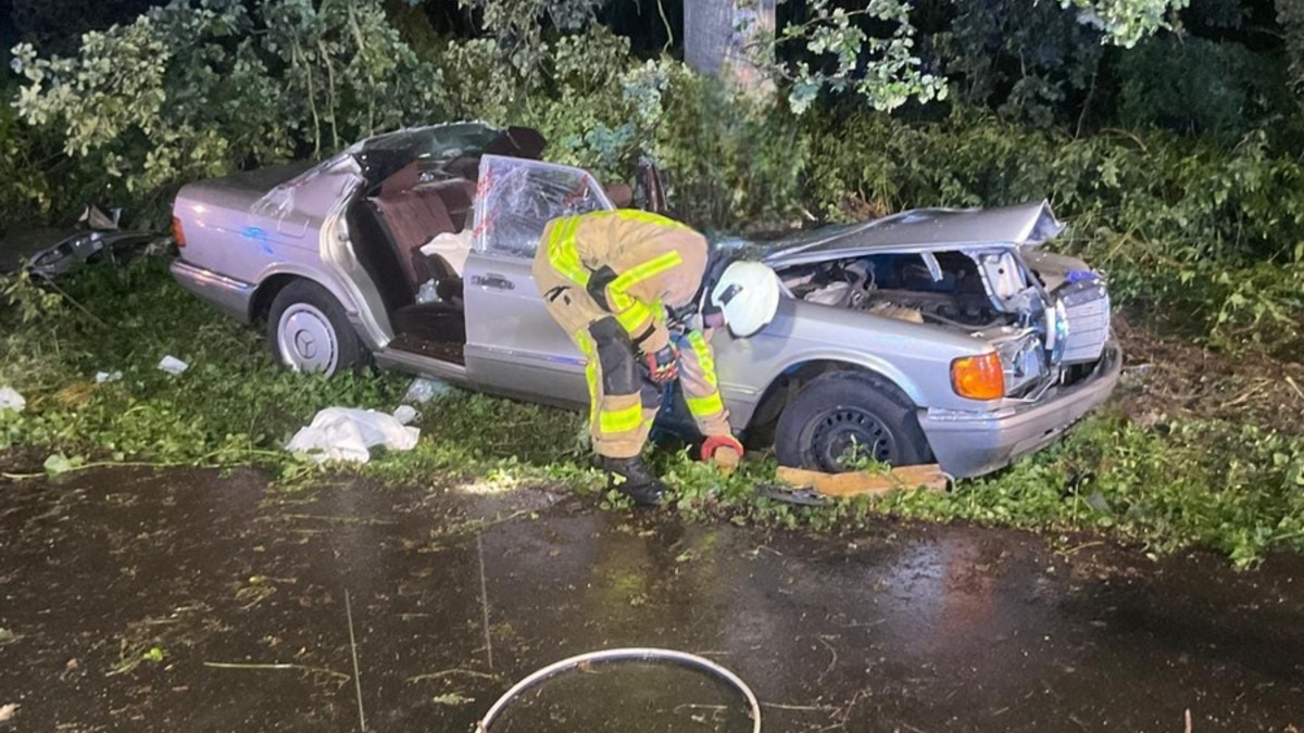FW Grevenbroich: Verkehrsunfall Nähe Tribünenweg - Eine Person aus Fahrzeug befreit - Foto: presseportal.de