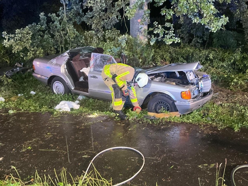 FW Grevenbroich: Verkehrsunfall Nähe Tribünenweg - Eine Person aus Fahrzeug befreit - Foto: presseportal.de