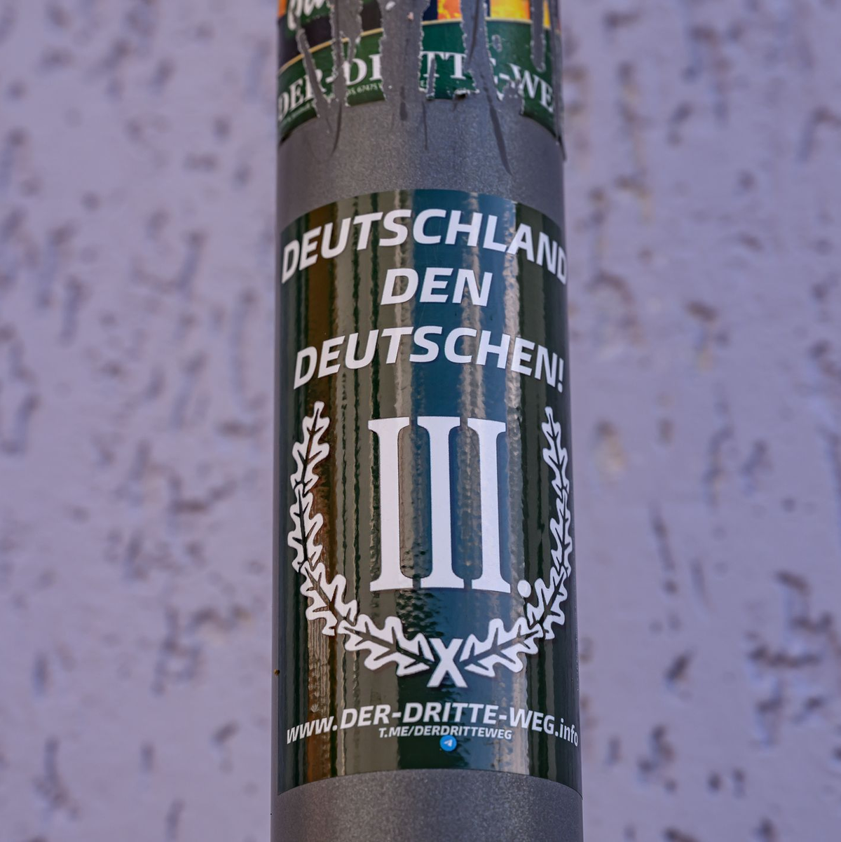 Rechte Aufkleber findet man an vielen Orten in Spremberg. - Foto: Patrick Pleul/dpa