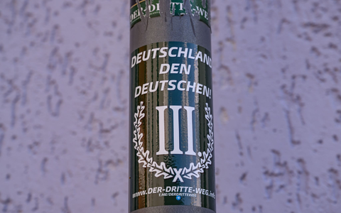 Rechte Aufkleber findet man an vielen Orten in Spremberg. - Foto: Patrick Pleul/dpa