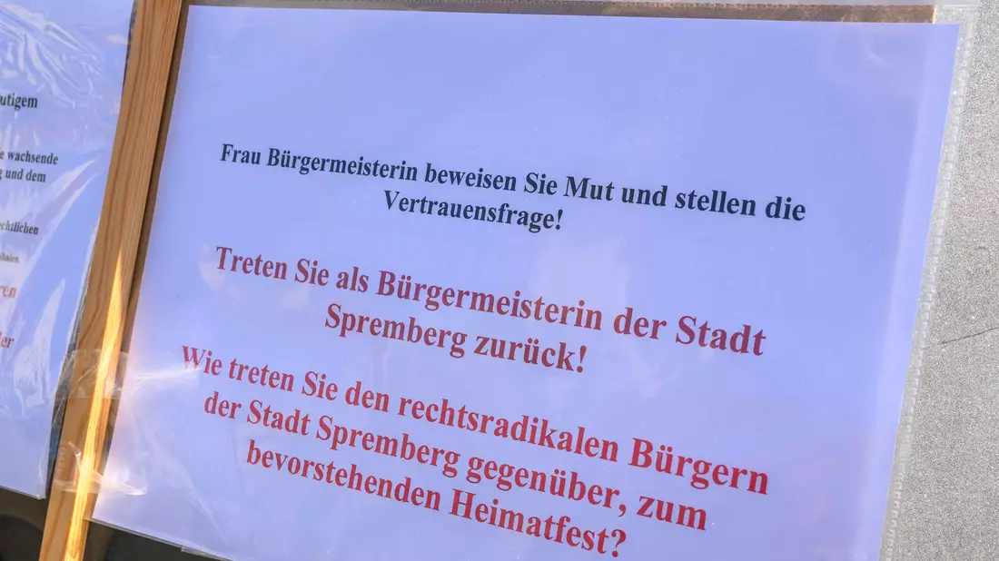 Die Gruppe der Demonstranten ist überschaubar. - Bild: Patrick Pleul/dpa