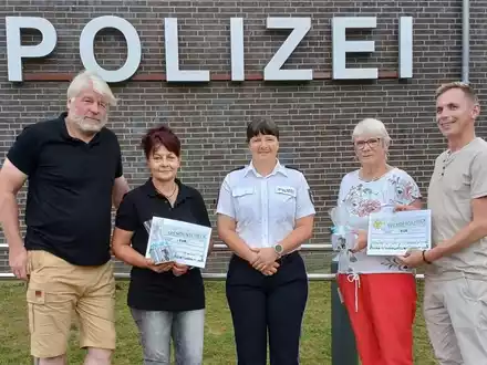 POL-ANK: Polizeirevier Heringsdorf spendet an Tierhöfe - Foto: presseportal.de