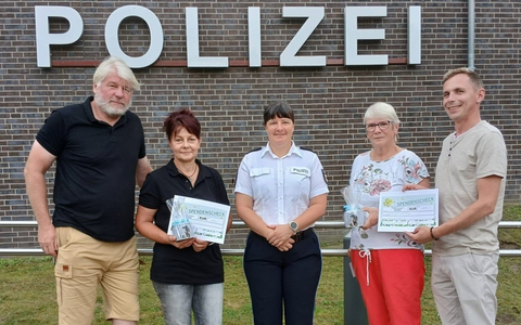 POL-ANK: Polizeirevier Heringsdorf spendet an Tierhöfe - Foto: presseportal.de POL-ANK: Polizeirevier Heringsdorf spendet an Tierhöfe - Foto: presseportal.de