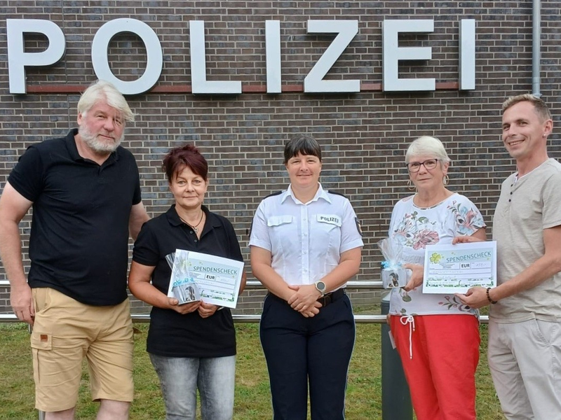 POL-ANK: Polizeirevier Heringsdorf spendet an Tierhöfe - Foto: presseportal.de