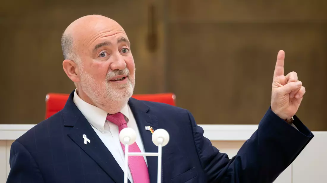 Der israelische Botschafter Ron Prosor schaltet sich mit scharfen Worten in die innenpolitische Debatte über den Gaza-Krieg ein. (Archivbild) - Bild: Soeren Stache/dpa