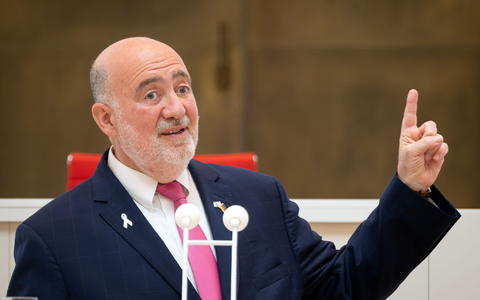 Der israelische Botschafter Ron Prosor schaltet sich mit scharfen Worten in die innenpolitische Debatte über den Gaza-Krieg ein. (Archivbild) - Foto: Soeren Stache/dpa Der israelische Botschafter Ron Prosor schaltet sich mit scharfen Worten in die innenpolitische Debatte über den Gaza-Krieg ein. (Archivbild) - Foto: Soeren Stache/dpa
