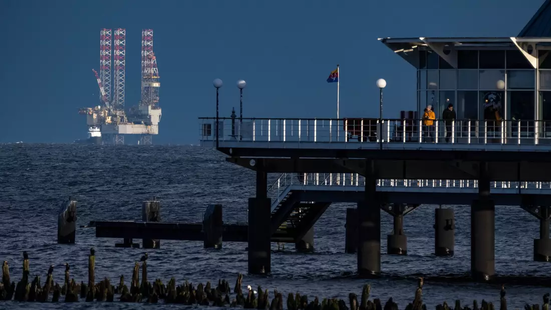 Das Erscheinen einer Bohrplattform in Sichtweite des deutschen Teils der Insel Usedom hatte im vergangenen Jahr für Überraschung gesorgt. - Bild: Stefan Sauer/dpa