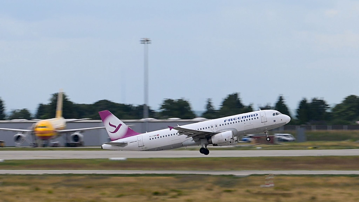 Eine jesidische Familie aus Brandenburg ist abgeschoben worden, obwohl sie erfolgreich gegen die Ablehnung des Asylbescheids geklagt hatte (Archivbild). - Foto: Hendrik Schmidt/dpa
