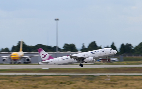 Eine jesidische Familie aus Brandenburg ist abgeschoben worden, obwohl sie erfolgreich gegen die Ablehnung des Asylbescheids geklagt hatte (Archivbild). - Foto: Hendrik Schmidt/dpa