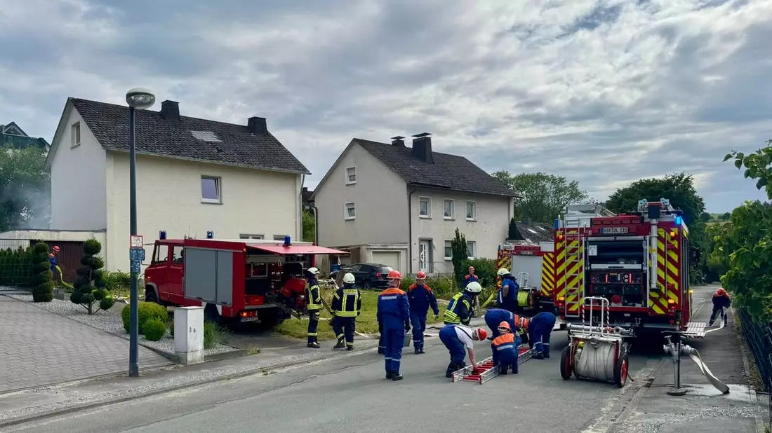 FF Olsberg: Workshop Berufsfeuerwehr bei der Jugendfeuerwehr Olsberg - Bild: presseportal.de