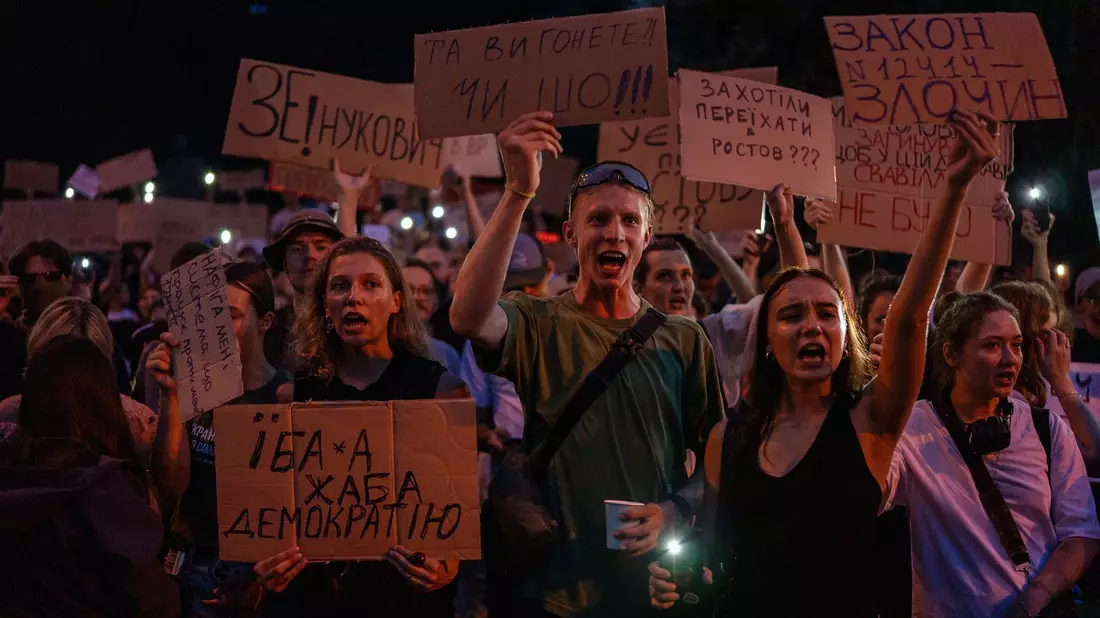 In der Ukraine führte ein neues Gesetz, das die Unabhängigkeit von Antikorruptionsbehörden beschränkt, zu landesweiten Protesten.  - Bild: Alex Babenko/AP/dpa