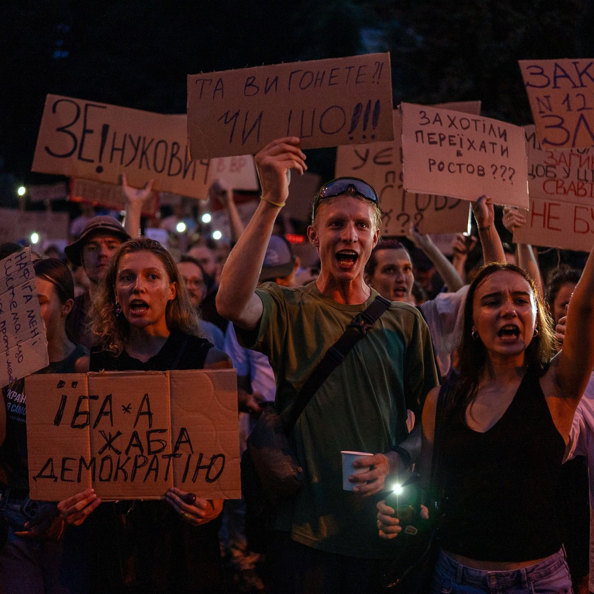 In Kiew und anderen ukrainischen Großstädten demonstrierten erneut Tausende für die Rücknahme eines kürzlich verabschiedeten Gesetzes. - Foto: Alex Babenko/AP/dpa