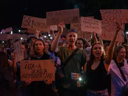 In Kiew und anderen ukrainischen Großstädten demonstrierten erneut Tausende für die Rücknahme eines kürzlich verabschiedeten Gesetzes. - Foto: Alex Babenko/AP/dpa