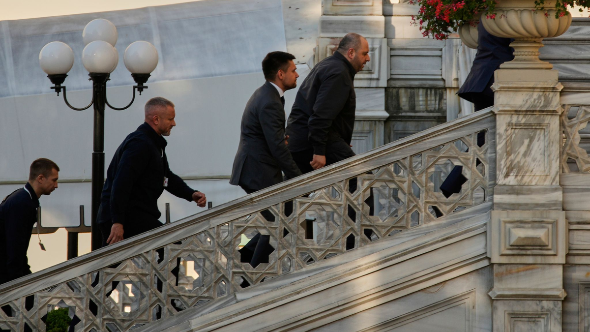 Der Leiter der ukrainischen Verhandlungsdelegation, Rustem Umjerow, auf dem Weg zum Verhandlungsort in Istanbul. - Foto: Emrah Gurel/AP/dpa