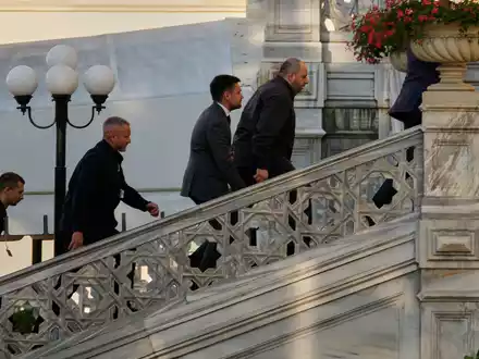 Der Leiter der ukrainischen Verhandlungsdelegation, Rustem Umjerow, auf dem Weg zum Verhandlungsort in Istanbul. - Foto: Emrah Gurel/AP/dpa