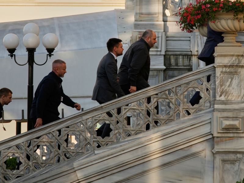 Der Leiter der ukrainischen Verhandlungsdelegation, Rustem Umjerow, auf dem Weg zum Verhandlungsort in Istanbul. - Foto: Emrah Gurel/AP/dpa
