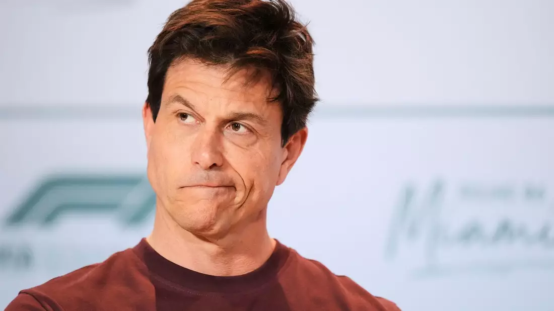 Toto Wolff rechnet bei der Fahrerpaarung für 2026 nicht mit Überraschungen. - Bild: Rebecca Blackwell/AP/dpa