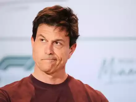 Toto Wolff rechnet bei der Fahrerpaarung für 2026 nicht mit Überraschungen. - Foto: Rebecca Blackwell/AP/dpa