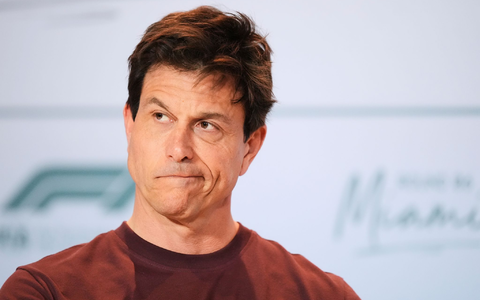 Toto Wolff rechnet bei der Fahrerpaarung für 2026 nicht mit Überraschungen. - Foto: Rebecca Blackwell/AP/dpa