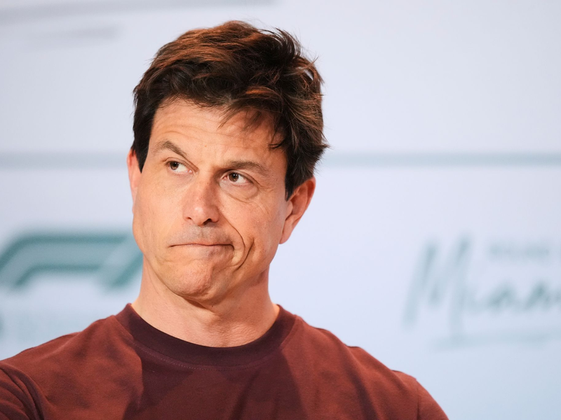 Toto Wolff rechnet bei der Fahrerpaarung für 2026 nicht mit Überraschungen. - Foto: Rebecca Blackwell/AP/dpa