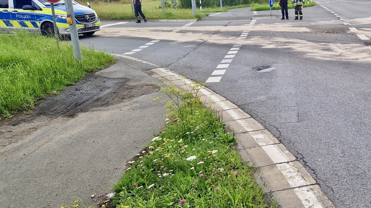 FW Hünxe: Auslaufende Betriebsmittel an der BAB 3 - Foto: presseportal.de