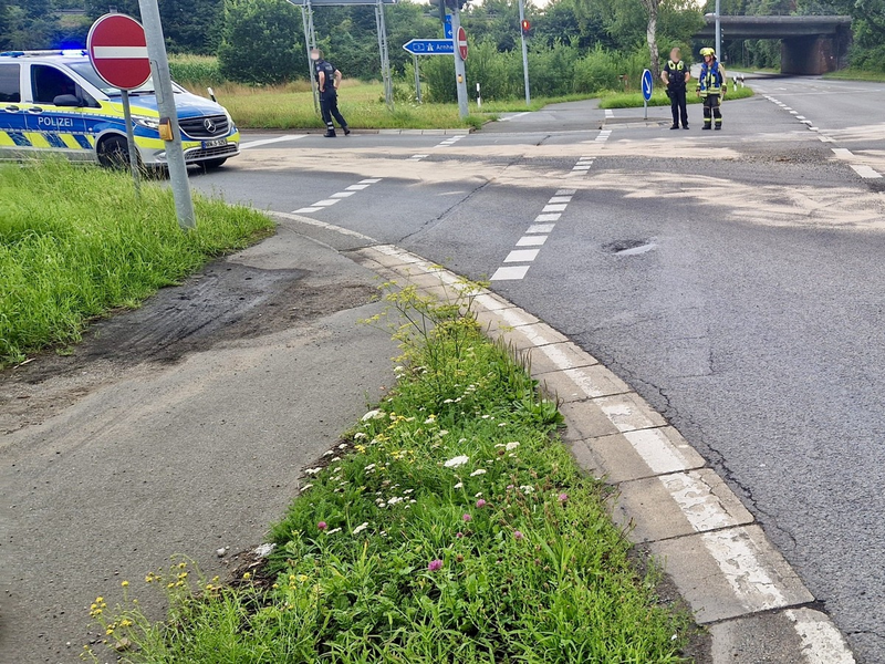 FW Hünxe: Auslaufende Betriebsmittel an der BAB 3 - Foto: presseportal.de