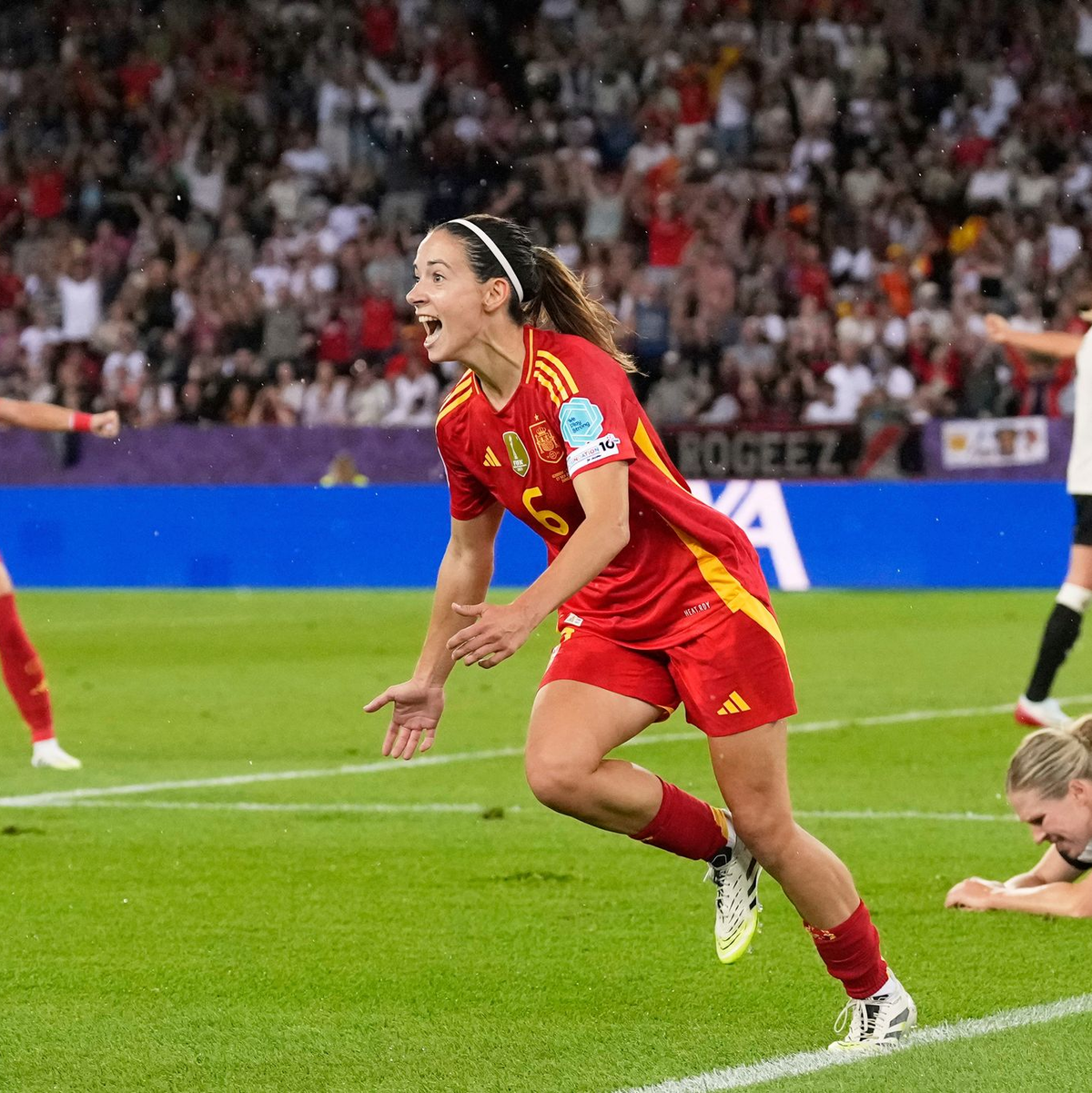 Aitana Bonmati bejubelt ihr Siegtor euphorisch. - Foto: Alessandra Tarantino/AP/dpa