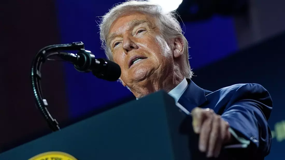 US-Präsident Donald Trump will weniger Leitplanken für amerikanische KI. - Bild: Julia Demaree Nikhinson/AP/dpa