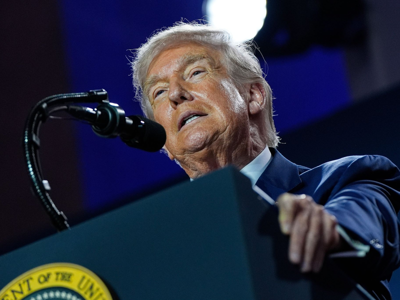 US-Präsident Donald Trump will weniger Leitplanken für amerikanische KI. - Foto: Julia Demaree Nikhinson/AP/dpa