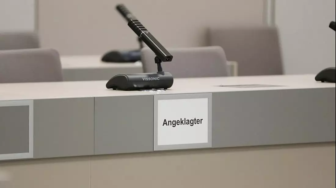 Schild mit der Aufschrift Angeklagter (Archiv) - Bild: über dts Nachrichtenagentur