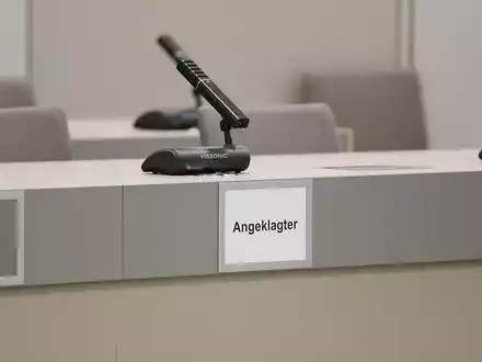 Schild mit der Aufschrift Angeklagter (Archiv) - Foto: über dts Nachrichtenagentur