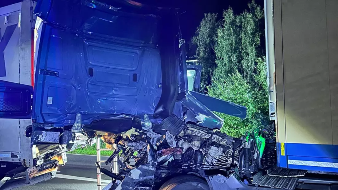 FW Helmstedt: Auffahrunfall mit zwei LKW - Bild: presseportal.de