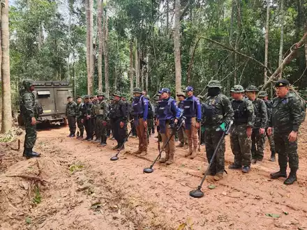 Der Grenzkonflikt zwischen den beiden Ländern schwelt schon lange. Hier inspizieren thailändische Soldaten ein Grenzgebiet. (Archivbild) - Foto: Uncredited/Royal Thai Army/AP/dpa