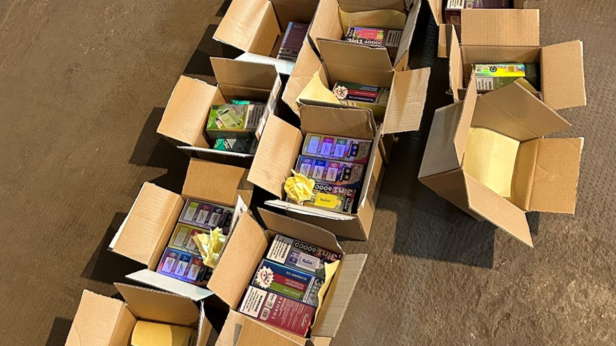 ZOLL-E: Zollfahndung und Staatsanwaltschaft Kleve/ Schmuggel und Handel von illegalen Vapes aufgedeckt / über 3,3 Tonnen illegale Vapes sichergestellt - Foto: presseportal.de