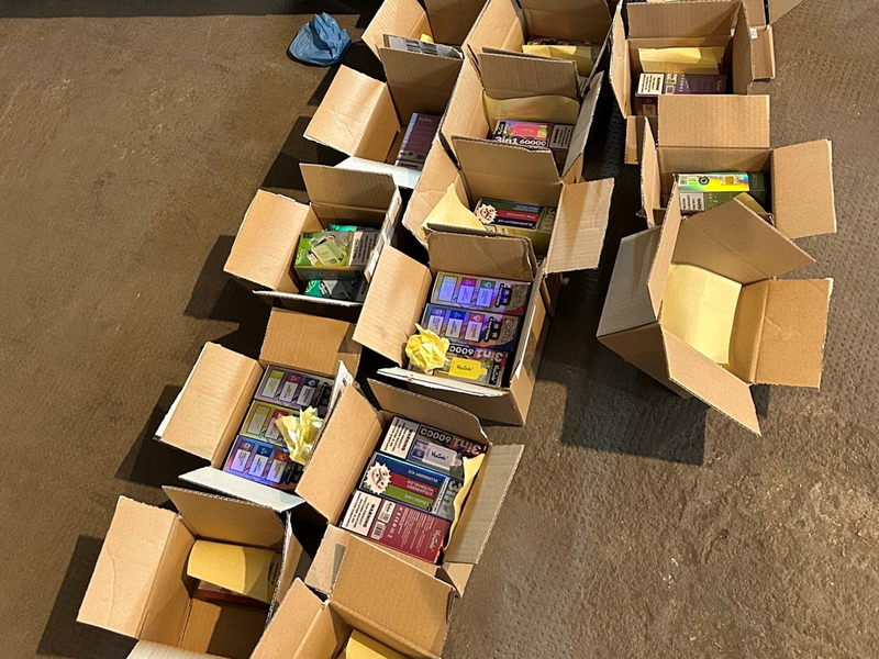 ZOLL-E: Zollfahndung und Staatsanwaltschaft Kleve/ Schmuggel und Handel von illegalen Vapes aufgedeckt / über 3,3 Tonnen illegale Vapes sichergestellt - Foto: presseportal.de