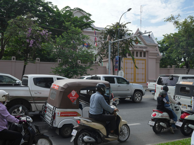 Auf beiden Seiten brachten sich Anwohner in Sicherheit. - Foto: Heng Sinith/AP/dpa