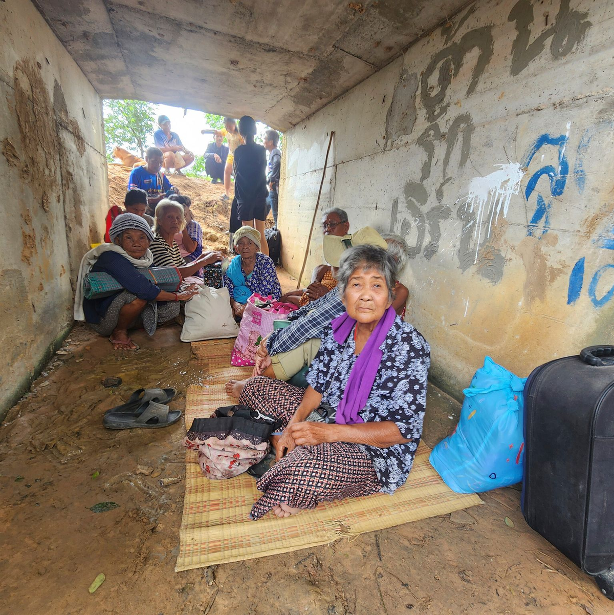 Zahlreiche Menschen in der Grenzregion mussten sich in Sicherheit bringen. - Foto: Sunny Chittawil/AP/dpa