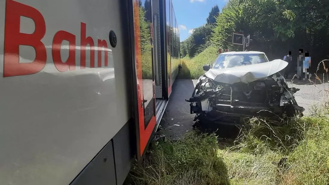 BPOL NRW: Zug kollidiert mit PKW am Bahnübergang in Burbach - Bundespolizei nimmt Ermittlungen auf - Bild: presseportal.de