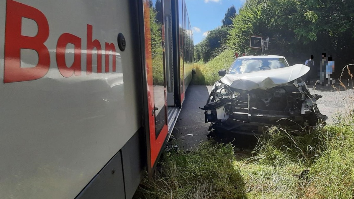 BPOL NRW: Zug kollidiert mit PKW am Bahnübergang in Burbach - Bundespolizei nimmt Ermittlungen auf - Foto: presseportal.de