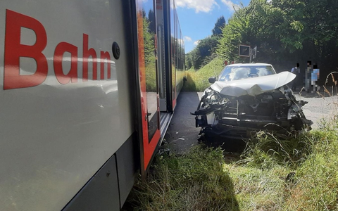 BPOL NRW: Zug kollidiert mit PKW am Bahnübergang in Burbach - Bundespolizei nimmt Ermittlungen auf - Foto: presseportal.de