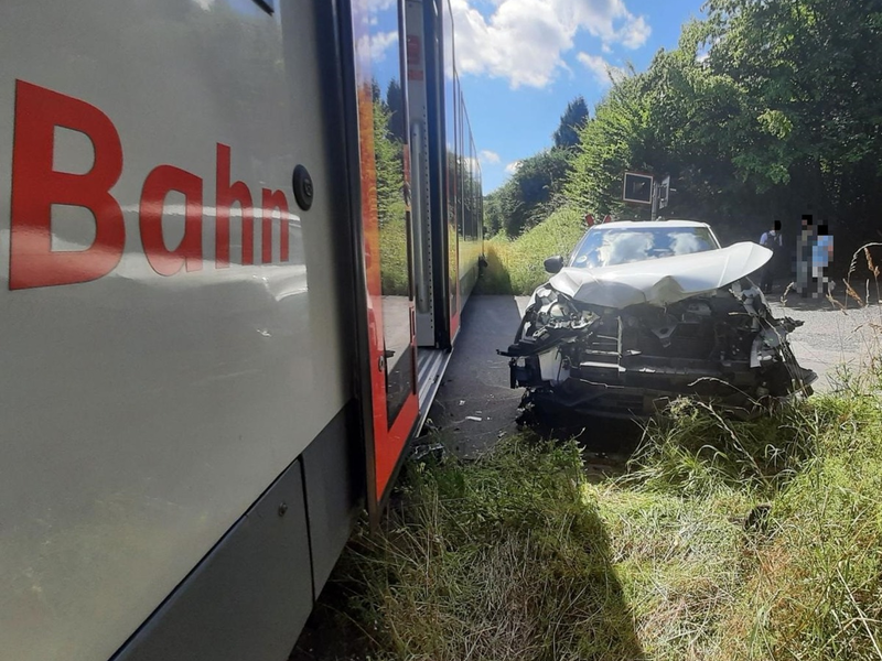BPOL NRW: Zug kollidiert mit PKW am Bahnübergang in Burbach - Bundespolizei nimmt Ermittlungen auf - Foto: presseportal.de