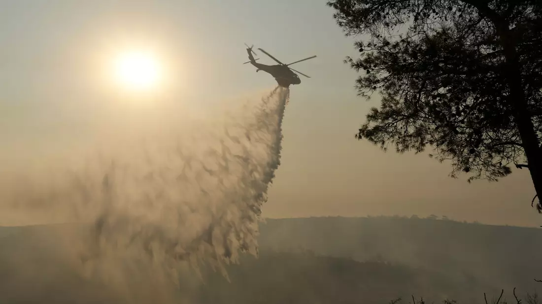 Das Feuer tobt nördlich der Hafenstadt Limassol. - Bild: Petros Karadjias/AP/dpa