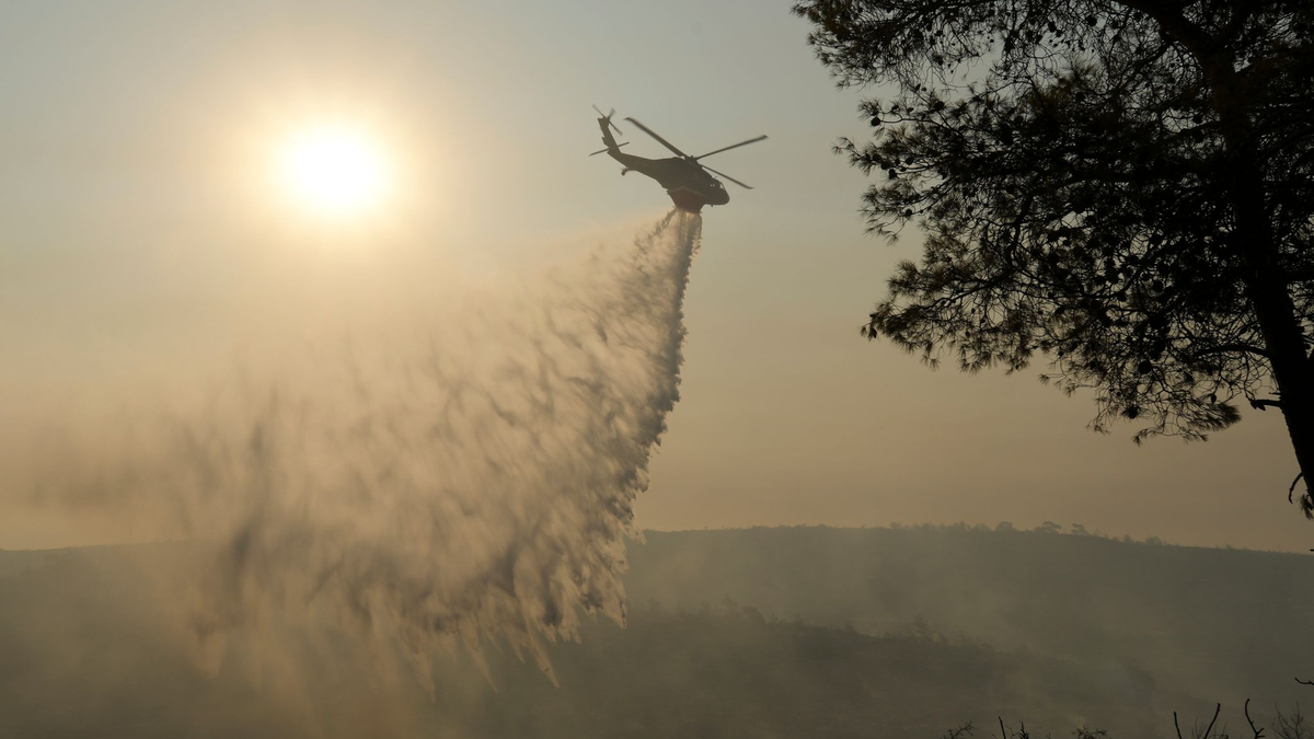 Das Feuer tobt nördlich der Hafenstadt Limassol. - Foto: Petros Karadjias/AP/dpa
