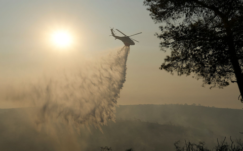 Das Feuer tobt nördlich der Hafenstadt Limassol. - Foto: Petros Karadjias/AP/dpa