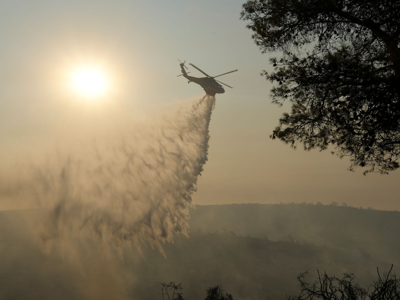 Das Feuer tobt nördlich der Hafenstadt Limassol. - Foto: Petros Karadjias/AP/dpa