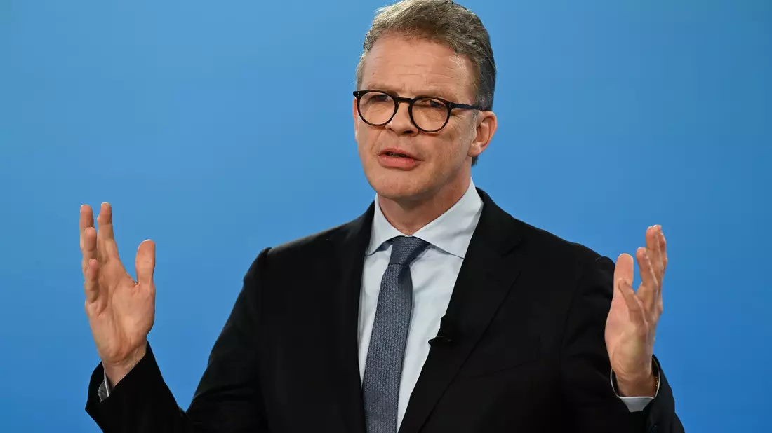 Deutsche-Bank-Chef Sewing richtet einen dringenden Appell an Politik und Beschäftigte. (Archivbild) - Bild: Arne Dedert/dpa