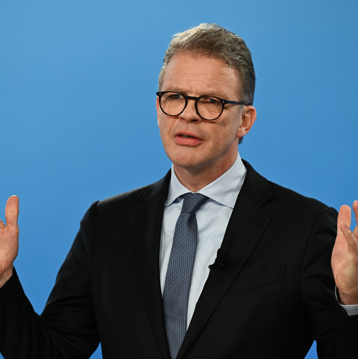 Deutsche-Bank-Chef Christian Sewing sieht seine Jahresziele in greifbarer Nähe. (Archivbild) - Foto: Arne Dedert/dpa