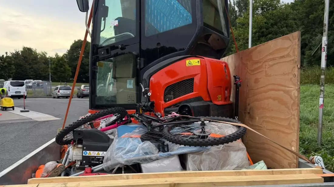 HZA-BI: Minibagger ohne Zolldokumente/Bielefelder Zoll entdeckt Schmuggelversuch auf der A2 bei Hamm - Bild: presseportal.de