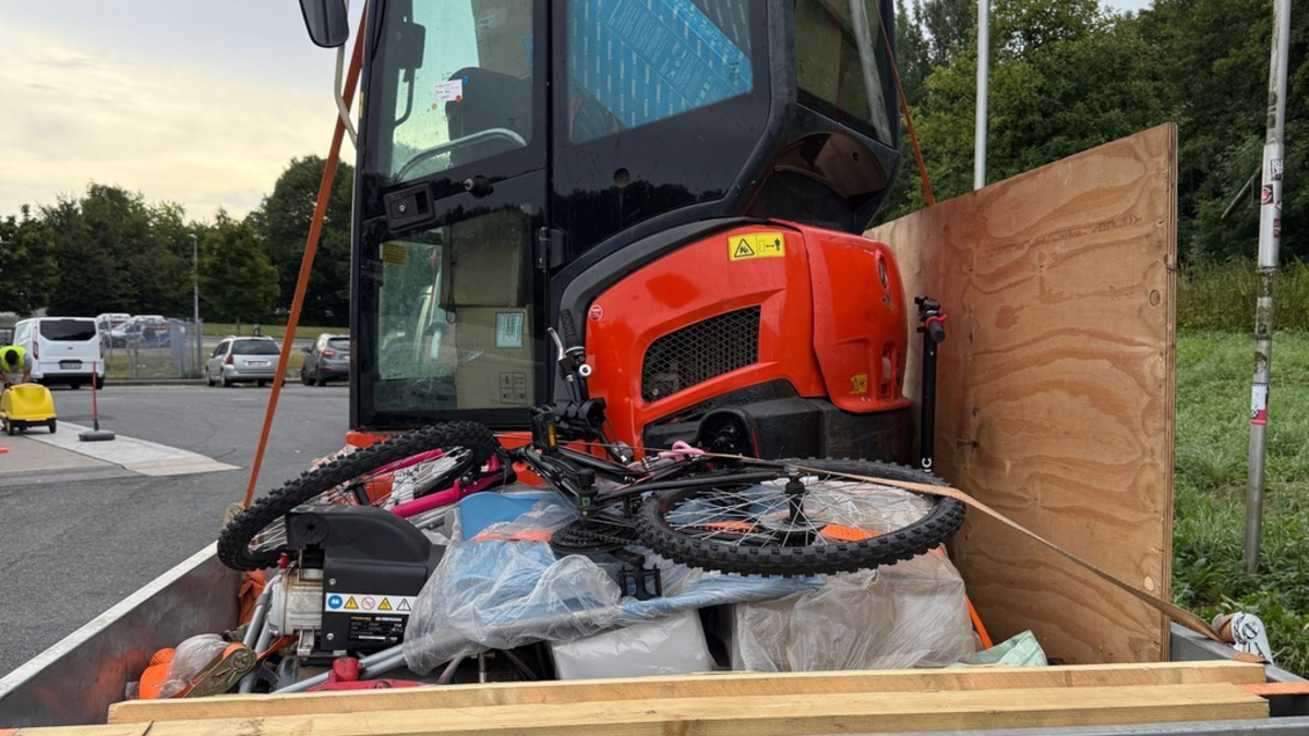 HZA-BI: Minibagger ohne Zolldokumente/Bielefelder Zoll entdeckt Schmuggelversuch auf der A2 bei Hamm - Foto: presseportal.de
